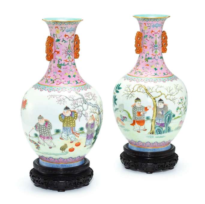 FIG. 2 A PAIR OF PINK-GROUND FAMILLE-ROSE 'BOYS AND FIRECRACKERS' VASES, SHENDETANG HALL MARKS, QING DYNASTY, DAOGUANG PERIOD SOTHEBY'S HONG KONG, 29TH/30TH NOVEMBER 2018, LOT 430 圖二 清道光　粉彩宮粉地五子登科䕫龍耳瓶一對 《慎德堂製》款 香港蘇富比2018年11月29/30日，編號430