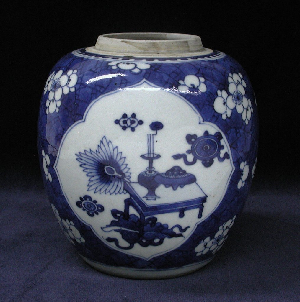 紐約大都會博物館 大清康熙 青花开光博古图冰梅人头罐 Jar ca. 1700–1710 Chinese, for European market