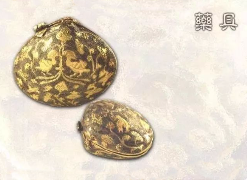 鎏金飞鸿折枝花银蚌盒（陕西省考古研究所藏）