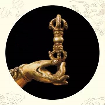 金刚柞铃或弓箭分别握在左右手中，象征着动态的阳性方便与静态的禅定阴性智慧的结合。