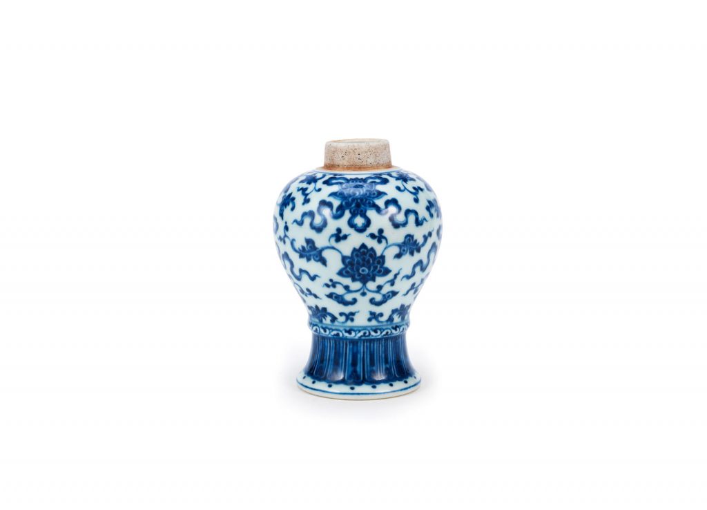 亚洲艺术 拍卖信息 Lot 199 A small blue and white 'Buddhist Emblems' baluster vase, Qianlong