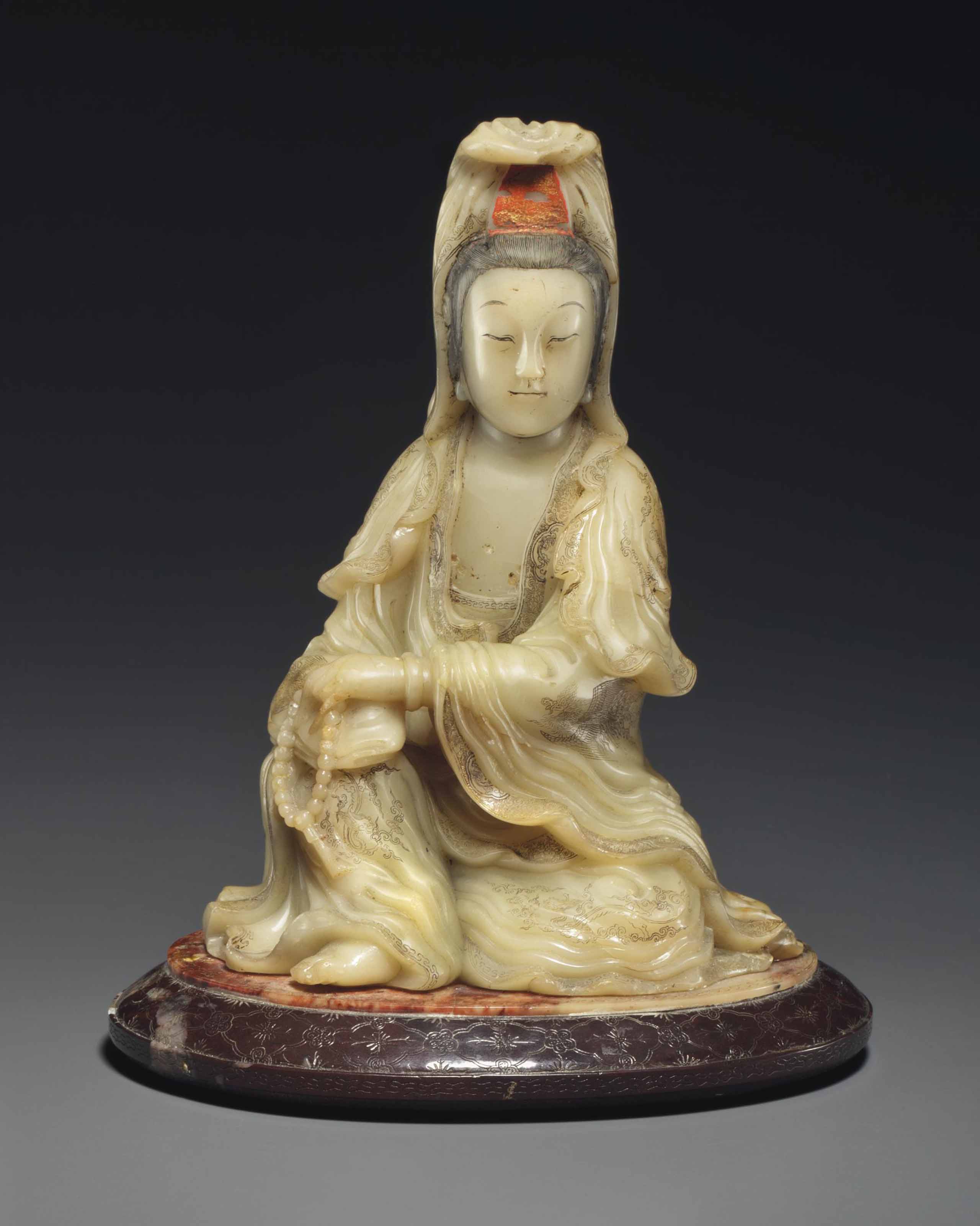 明末/清十八世紀 壽山石持珠觀音坐像