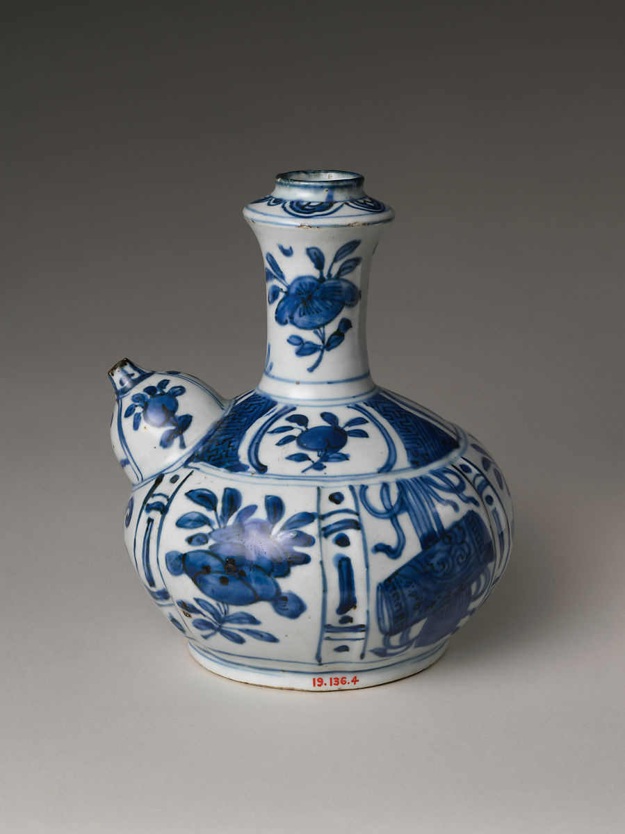 纽约大都会博物馆 明万历 青花缠枝菊花纹军持Pouring Vessel (Kendi) with Flowers and Fruits late 16th century  China