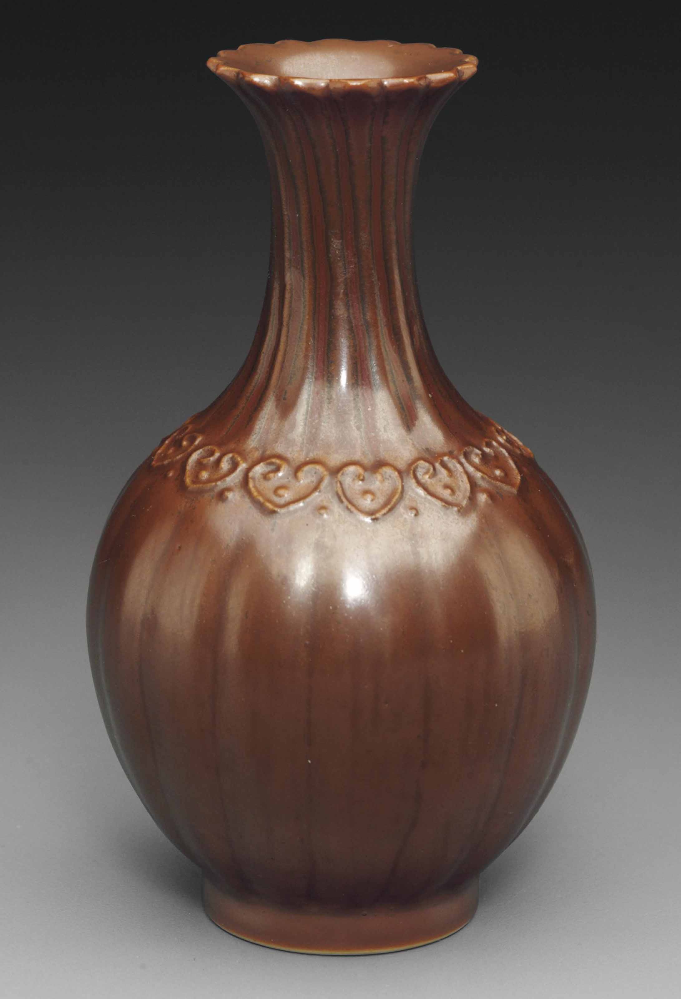 拍品796  清十八世紀 鐵銹釉如意紋瓜棱式小瓶 
