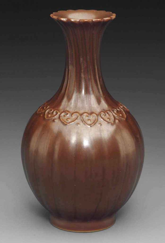 清十八世紀 鐵銹釉如意紋瓜棱式小瓶