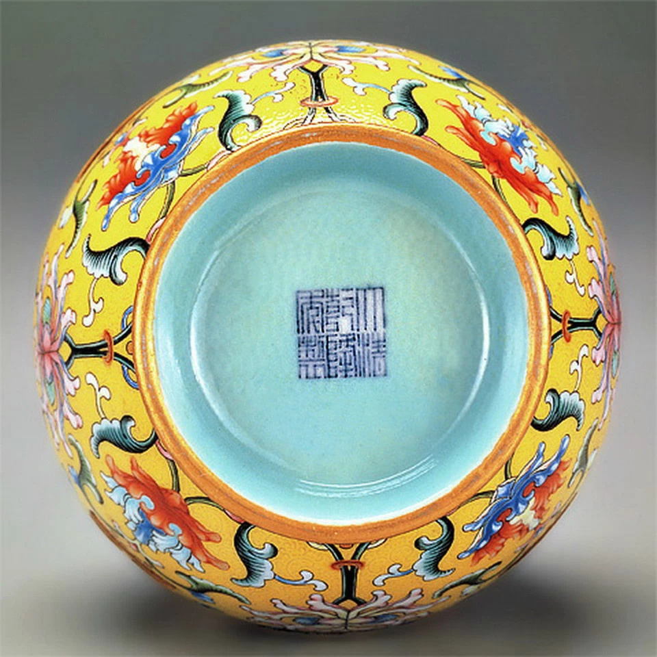 台北故宫博物院收藏的黄地松石绿底珐琅瓶篆书款