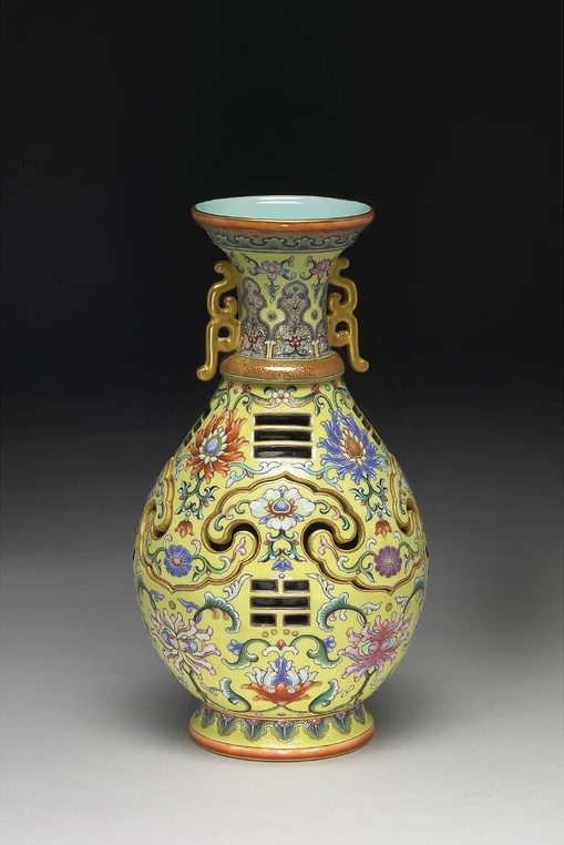台北故宫博物院收藏的黄地松石绿底珐琅瓶篆书款