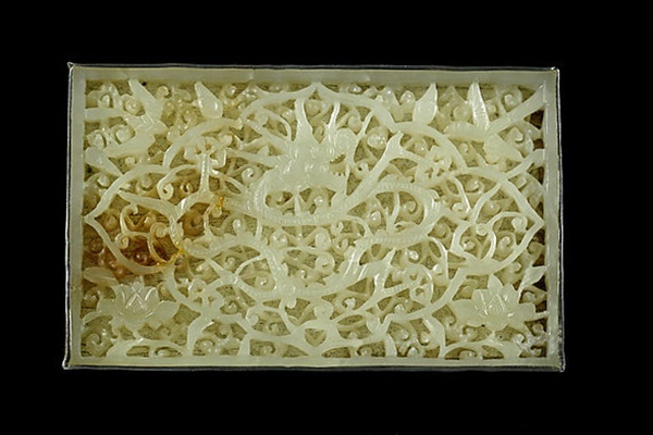 明代和闐白玉龍紋帶板，長：90mm，寬：55mm，厚度：8mm，重量：106g。
