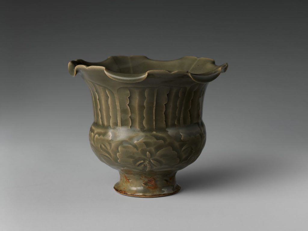 纽约大都会博物馆 宋  耀州青釉刻花牡丹纹渣斗 Jar with Peony Scroll, Stoneware with carved decoration under celadon glaze (Yaozhou ware), China