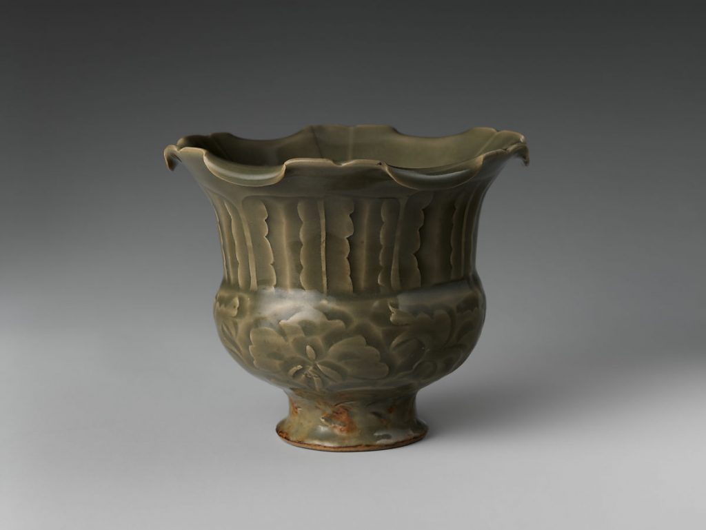 纽约大都会博物馆 宋  耀州青釉刻花牡丹纹渣斗 Jar with Peony Scroll, Stoneware with carved decoration under celadon glaze (Yaozhou ware), China