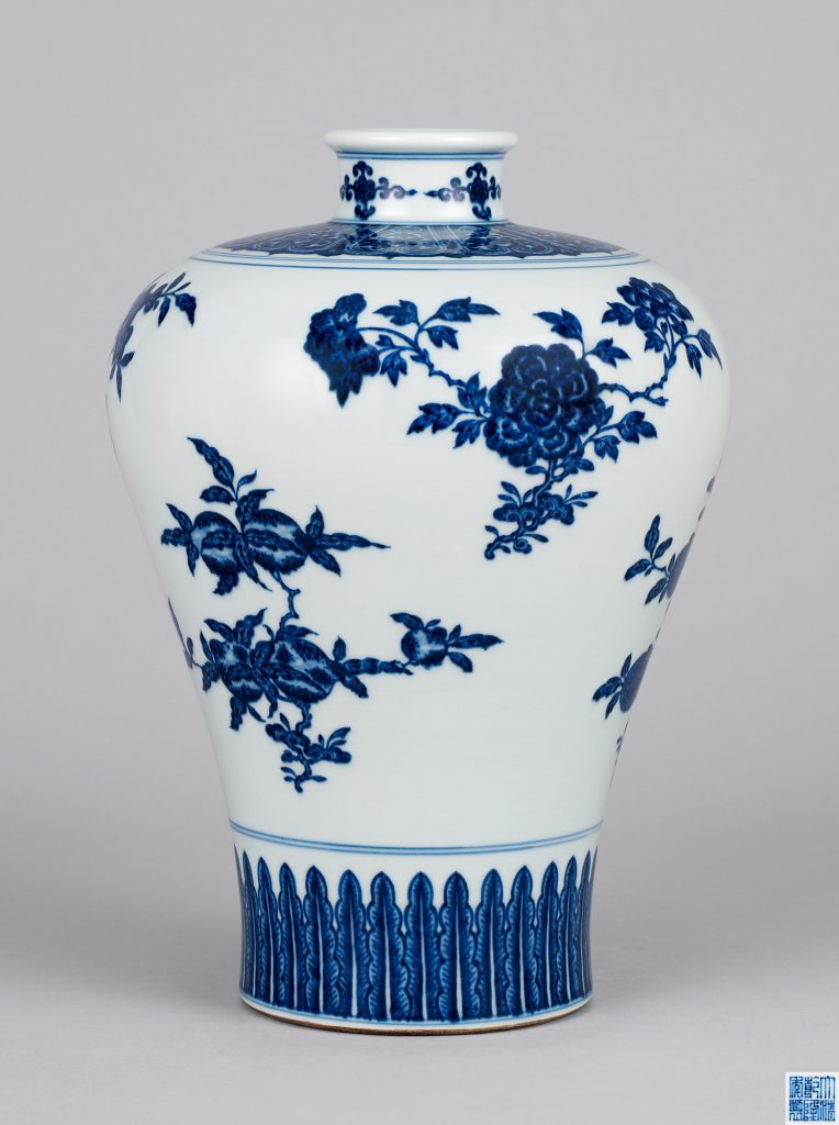 中国重要瓷器及艺术品 拍卖信息 Lot 774 清乾隆 青花折枝花果纹梅瓶