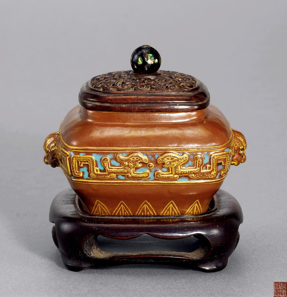 中国重要瓷器及艺术品 拍卖信息 Lot 1333 清乾隆 酱釉虁龙纹双狮耳水盂