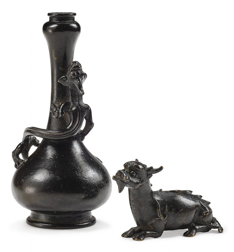 639 A BRONZE 'CHILONG' BOTTLE VASE AND 'QILIN' WATER DROPPER