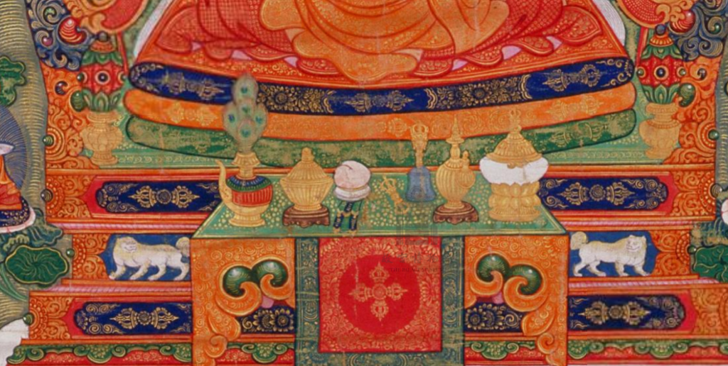 （图五）供案左侧有铃杵、净水壶、嘎巴拉碗；右侧为嘎巴拉鼓、供碗和礼瓶