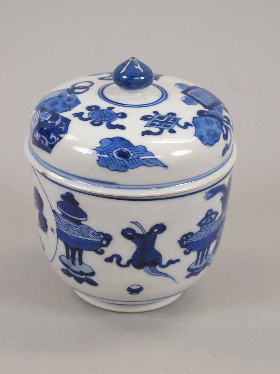 纽约大都会博物馆 清 康熙 青花 博古纹 盖罐 Jar with Cover, Porcelain decorated in underglaze blue