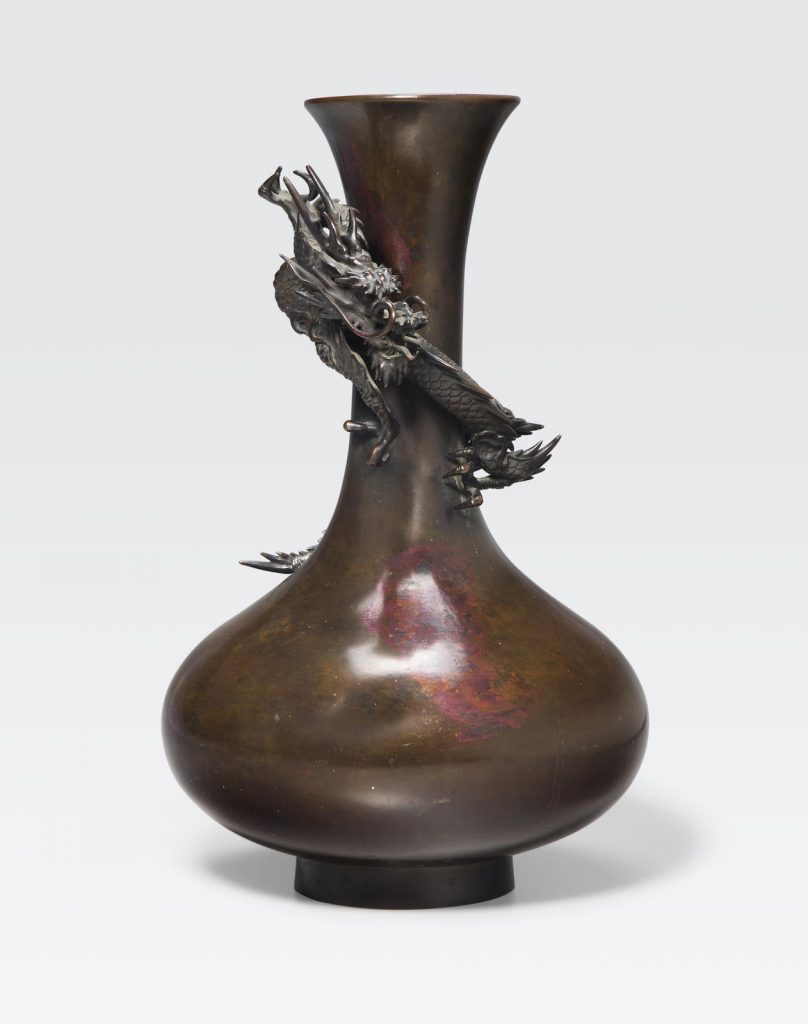 亚洲装饰艺术 拍卖信息 Lot 9551 A patinated bronze vase decorated with a dragon Meiji era