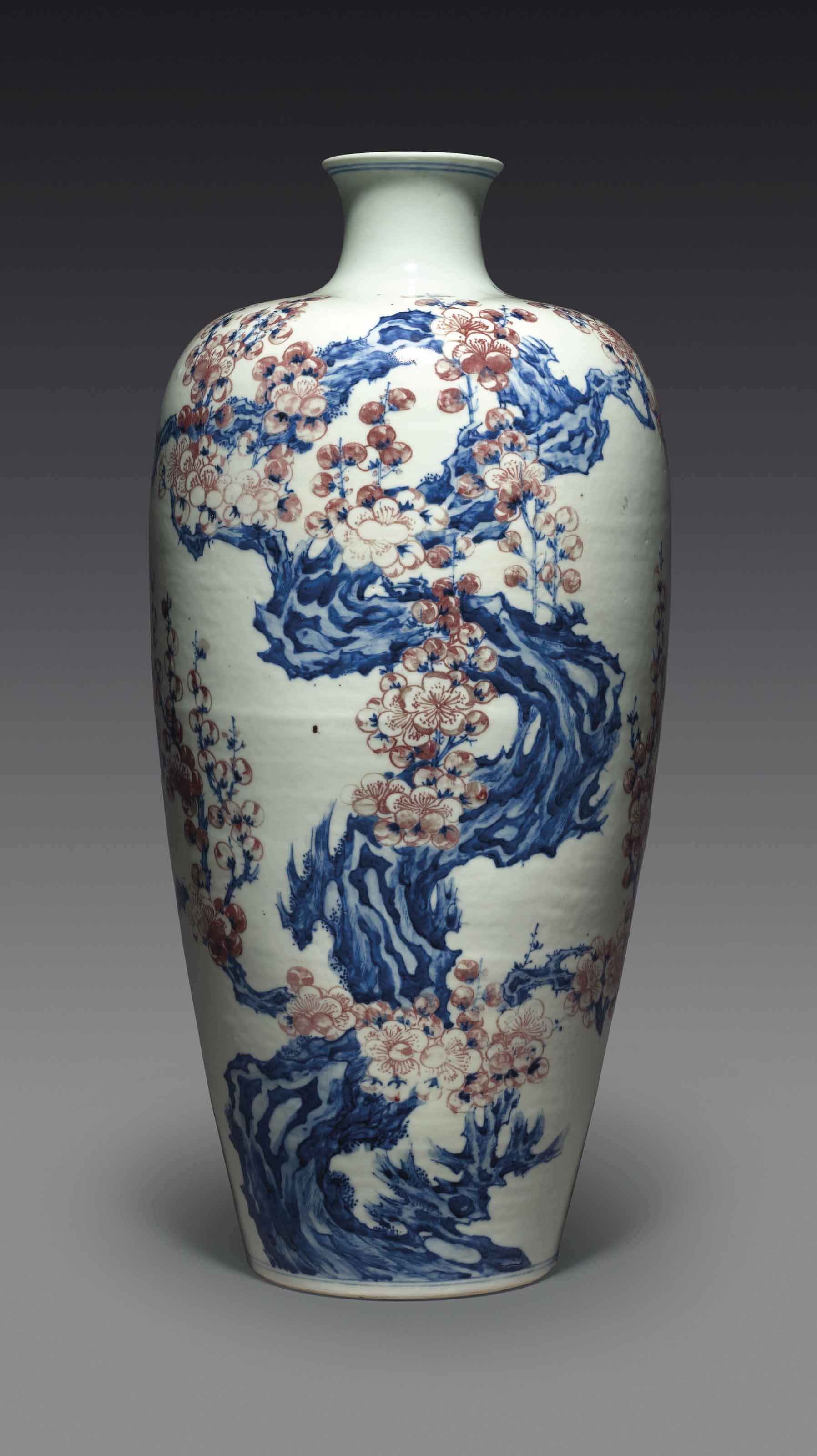 拍品207 清十八世紀 青花釉裡紅梅花紋梅瓶