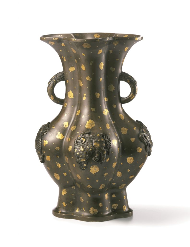中国艺术珍品 拍卖信息 Lot 3672 清十八世纪初 洒金铜狻猊獬豸纹双耳海棠式瓶《宣德年制》仿款-1