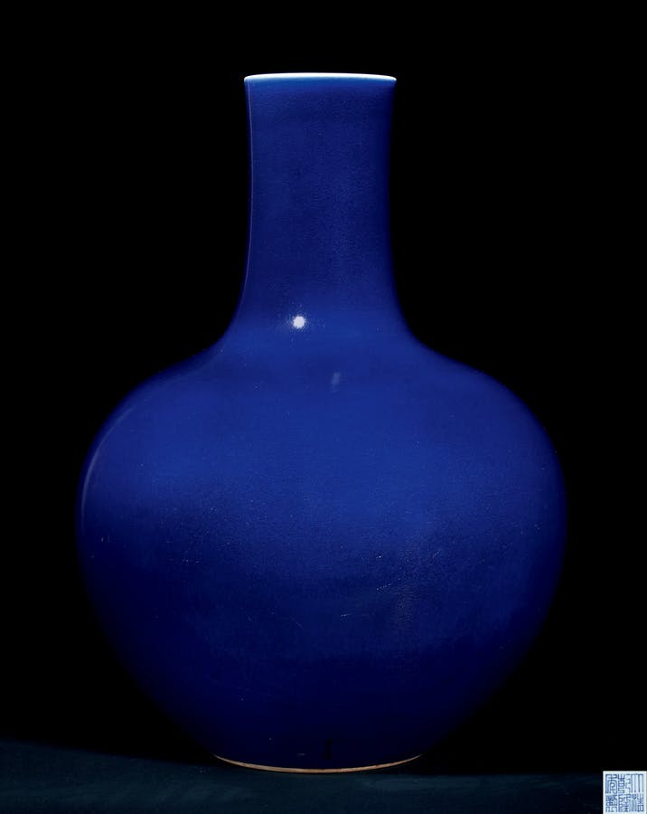 清乾隆　宝石蓝釉天球瓶