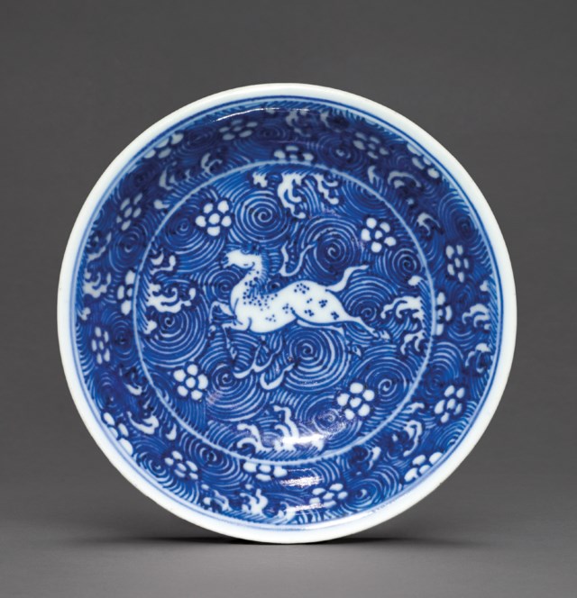 A SMALL BLUE AND WHITE 'GALLOPING HORSE' DISH