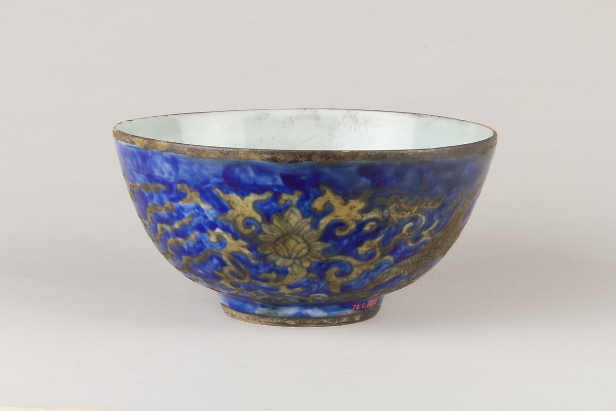 纽约大都会博物馆清 嘉庆 蓝地黄彩凤凰纹碗  Bowl, Porcelain painted in underglaze blue and overglaze yellow enamel, China