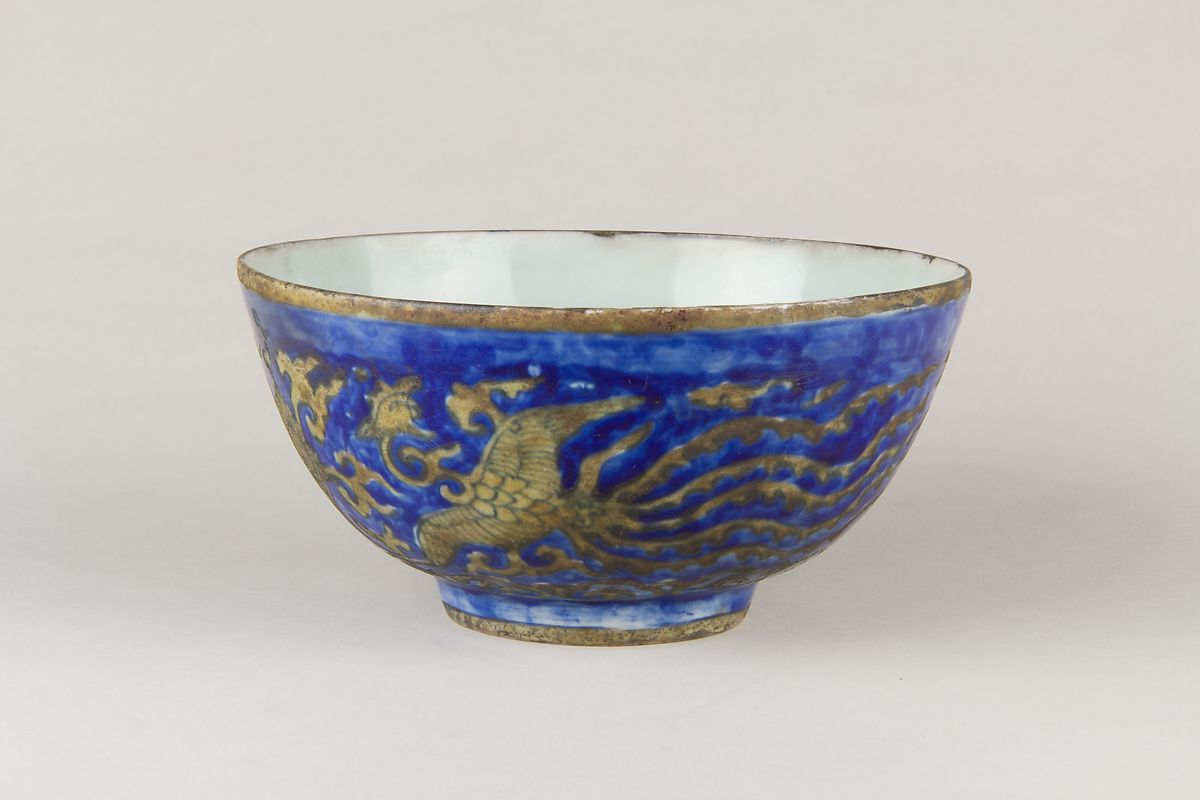 纽约大都会博物馆清 嘉庆 蓝地黄彩凤凰纹碗  Bowl, Porcelain painted in underglaze blue and overglaze yellow enamel, China