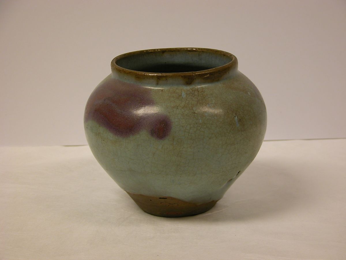 紐約大都會博物館 明　青釉紫花罐　Jar, Stoneware with glue glaze and purple splash
