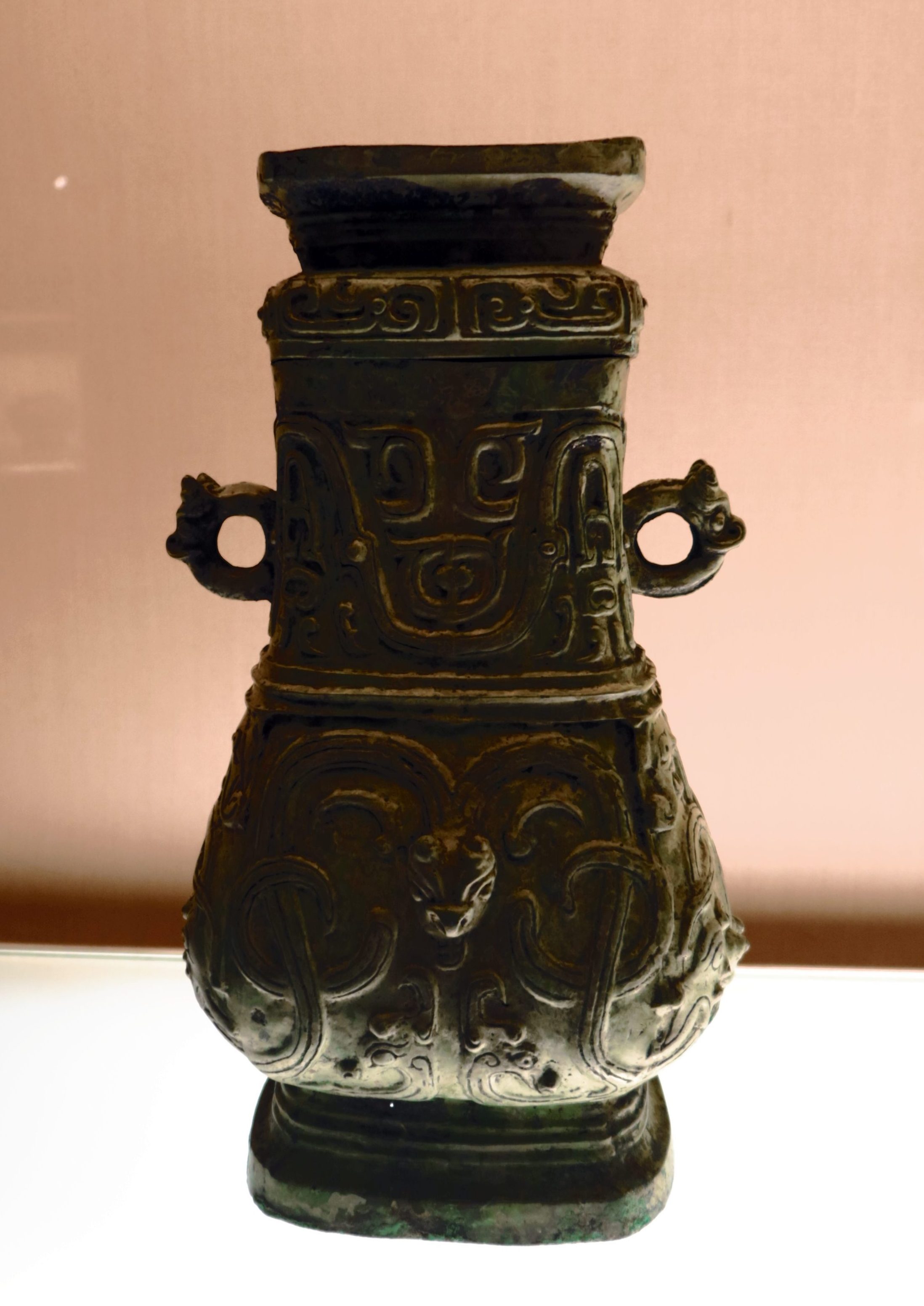 龙纹方壶（春秋早期。公元前770年-前7世纪上半叶）