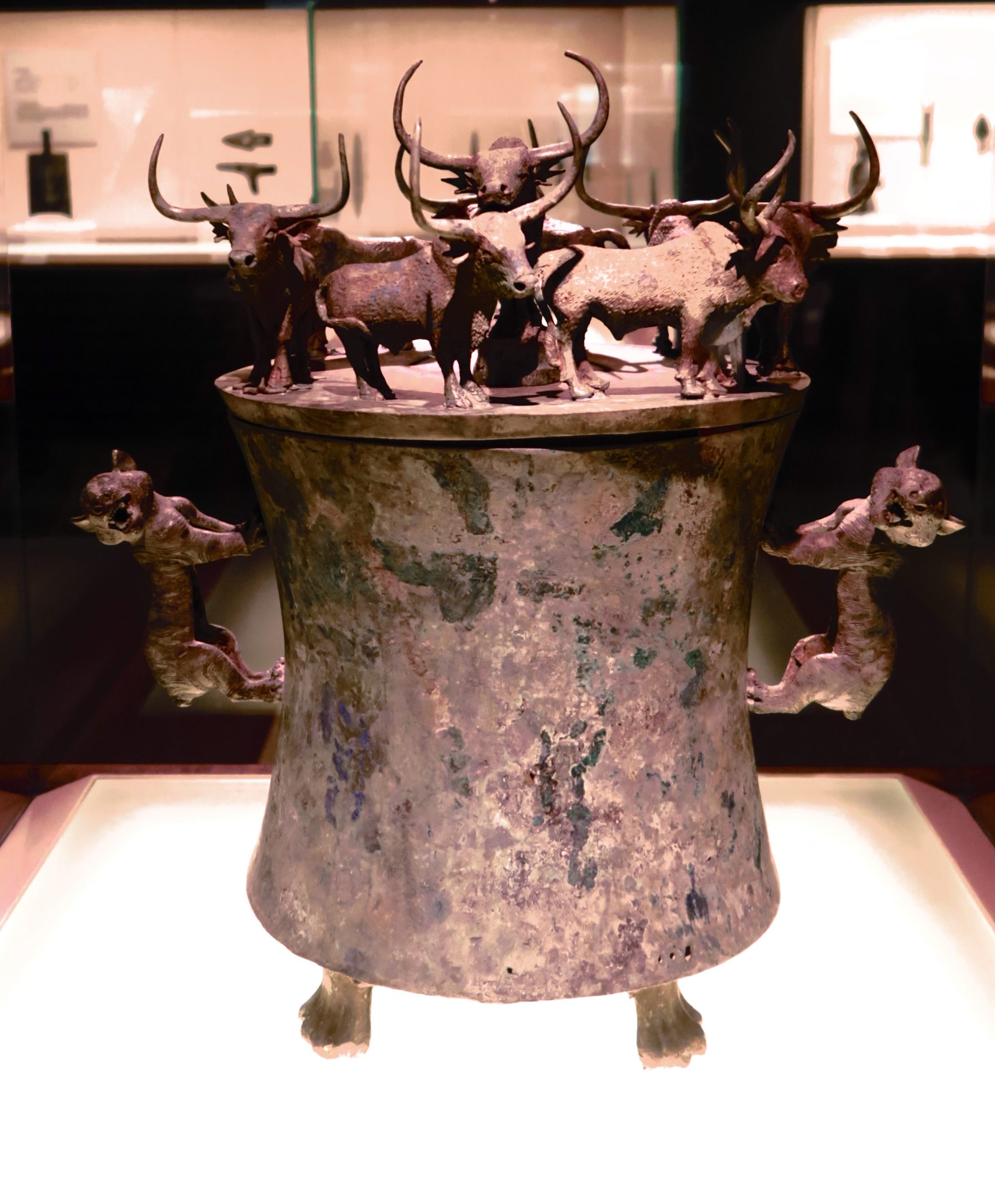 西汉八牛储贝器高51 厘米，底径29厘米，重15.2千克。 这件贮贝器是汉代云南滇族特有的青铜器。出土时里面装有贝币，器盖以八头牛为装饰