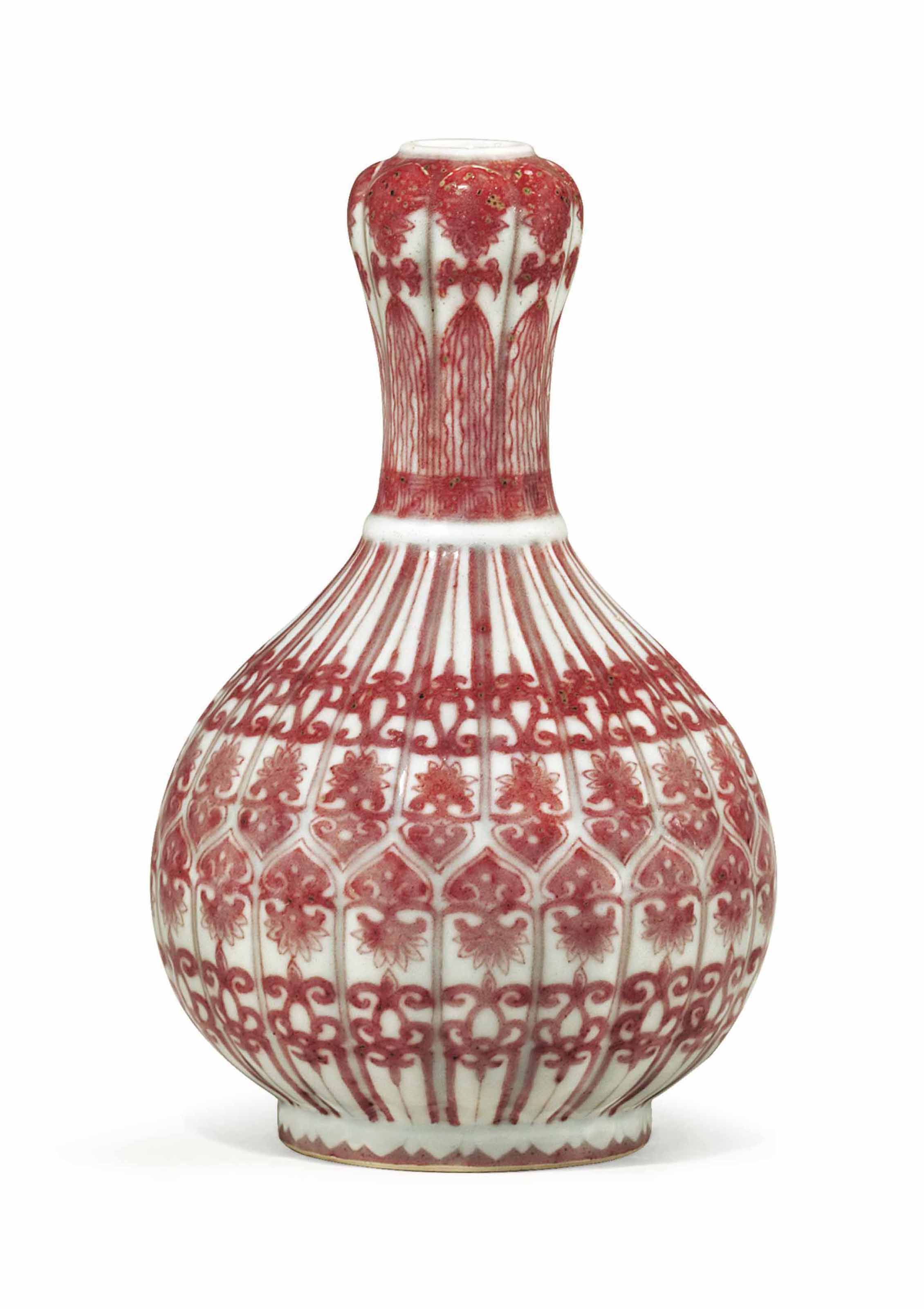 清十八/十九世紀 釉裏紅如意花卉紋蒜頭瓶