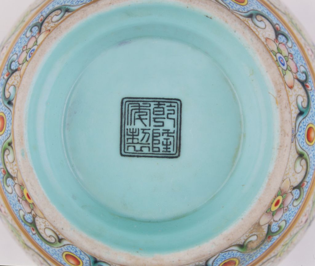 图4：珐琅彩锦地描金花卉纹象耳衔环瓶（北京故宫博物院藏）