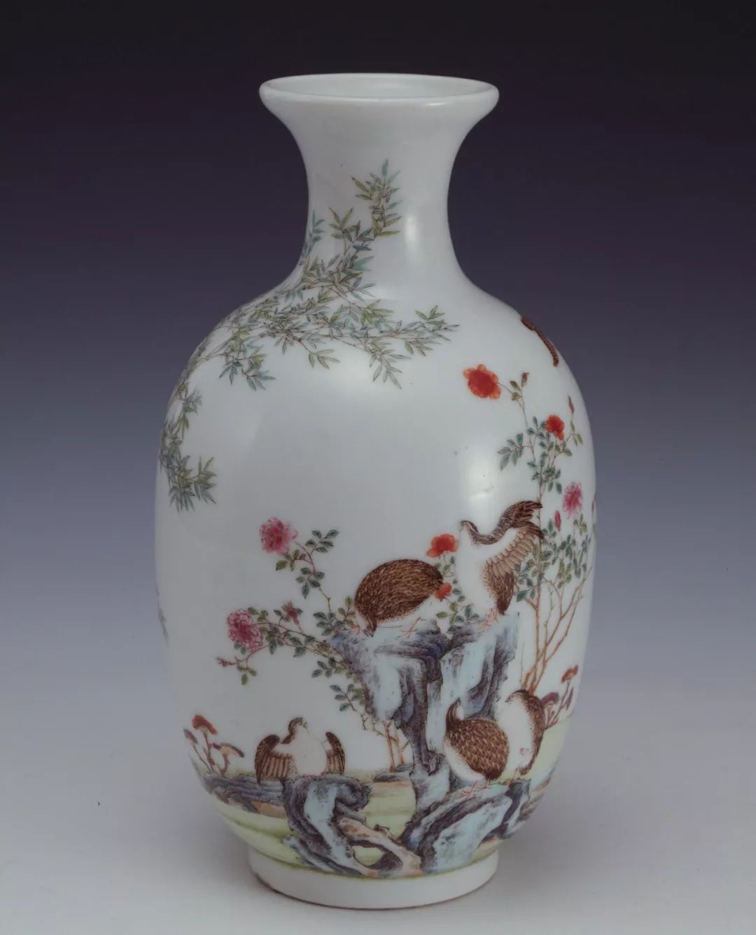 图6：珐琅彩鹌鹑图瓶。上海博物馆藏。