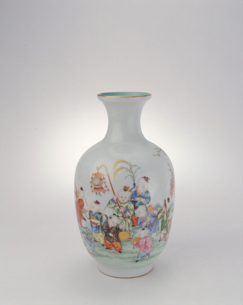 图7-1：乾隆珐琅彩婴戏图瓶 北京故宫藏品