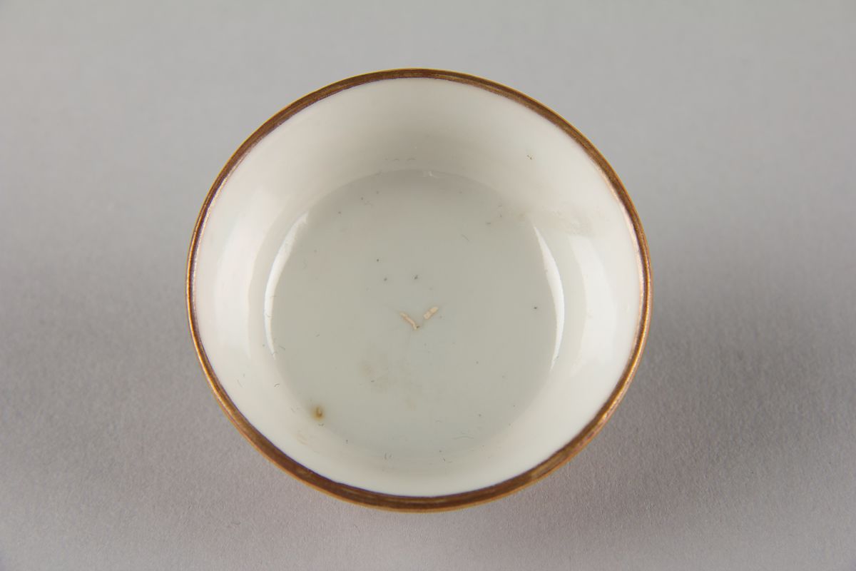 纽约大都会博物馆 珊瑚红釉蝙蝠纹茶杯 Cup (from a set of eight)Cup (from a set of eight), Porcelain with iron-red glaze, painted in overglaze polychrome enamels