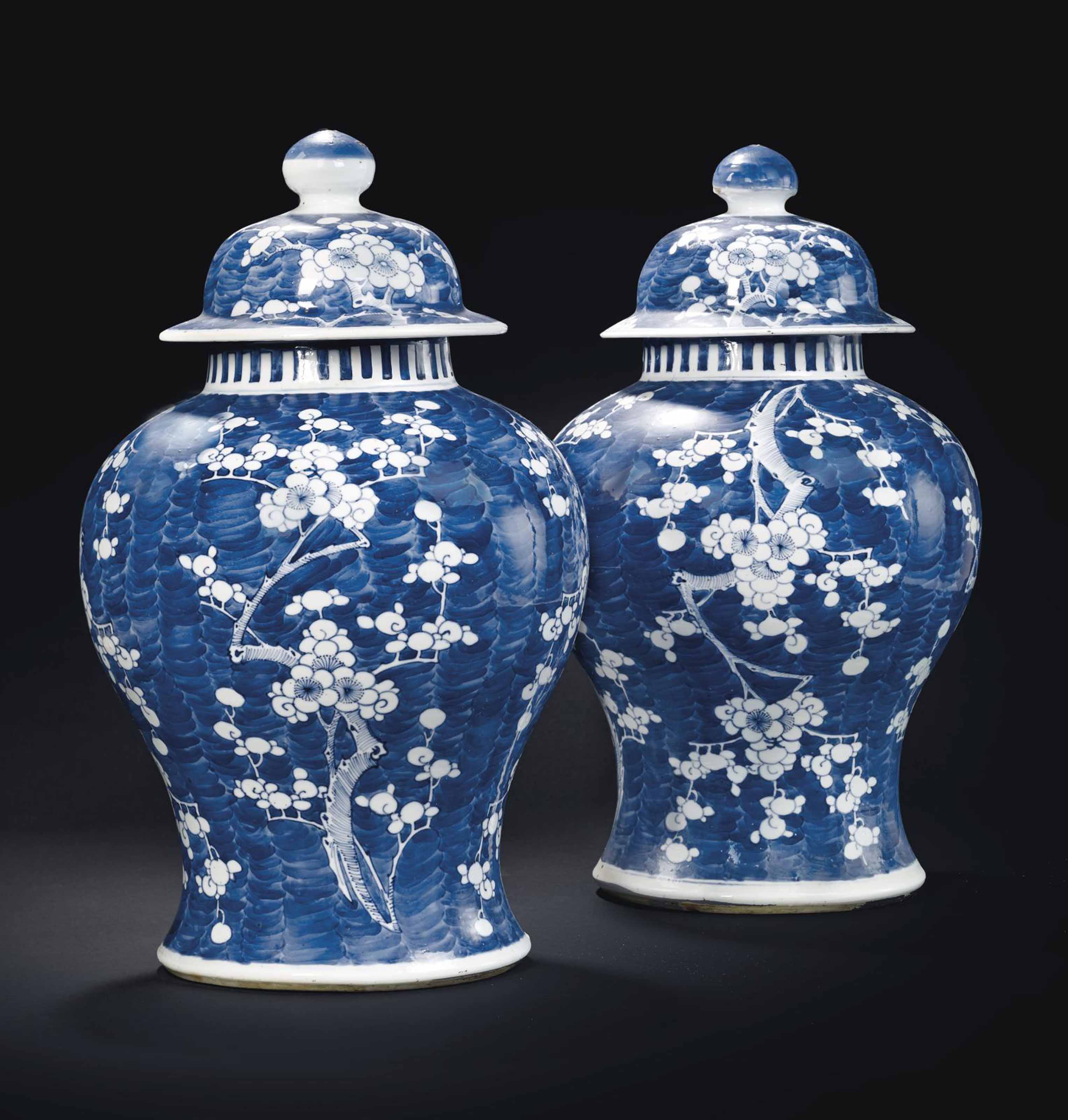 拍品251 清十八世紀 青花梅花紋蓋罐 一對