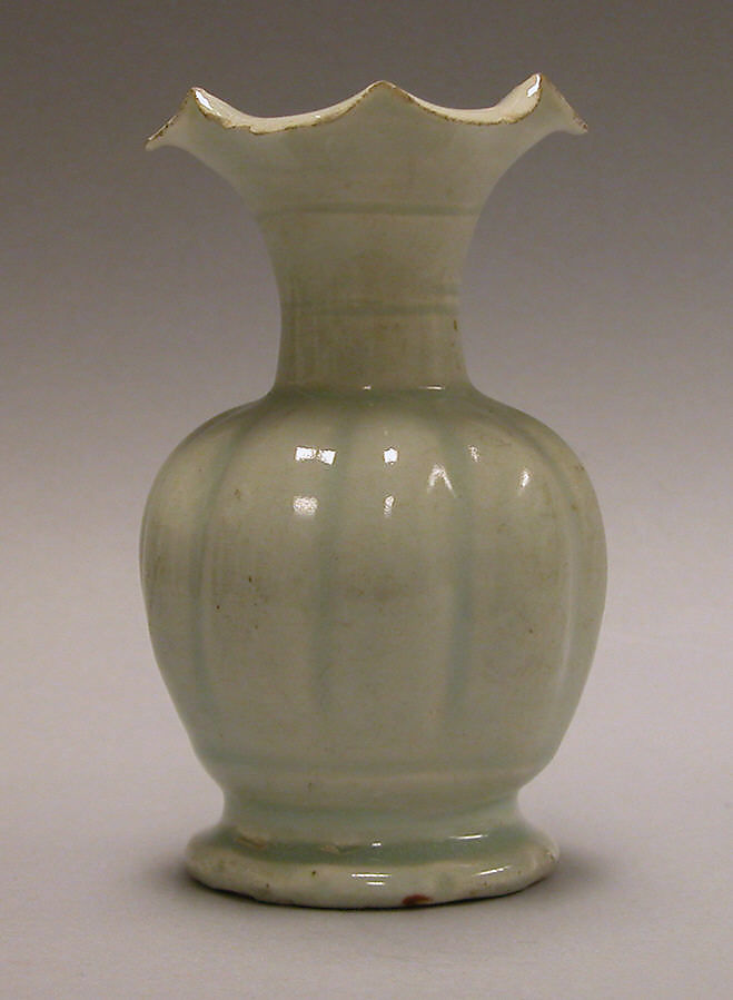 纽约大都会博物馆 宋 景德鎮青白釉花口瓶 Vase in the shape of a flower, Porcelain with celadon glaze (Jingdezhen Qingbai ware), 12th–13th century