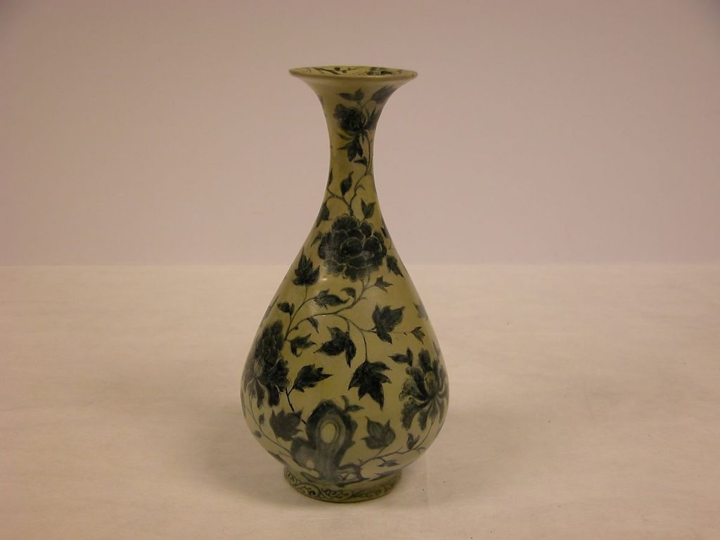 紐約大都會博物館 明 青花纏枝牡丹紋 玉壺春 Bottle Vase, Porcelain