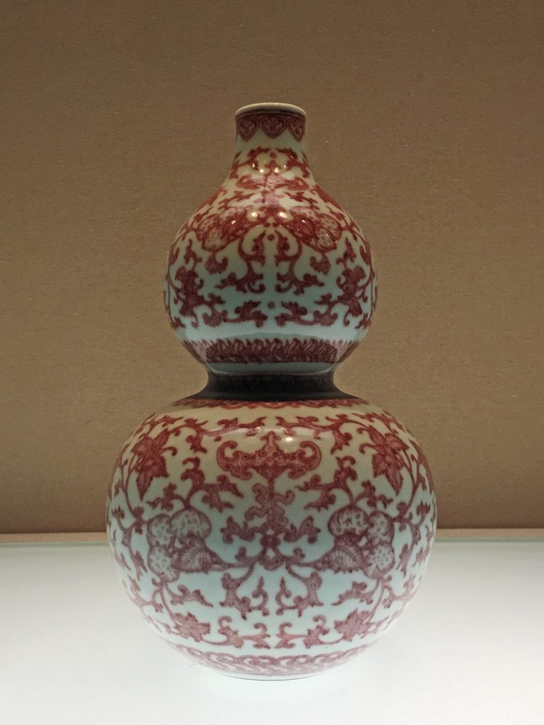 清乾隆 釉里红折枝花果纹葫芦瓶 