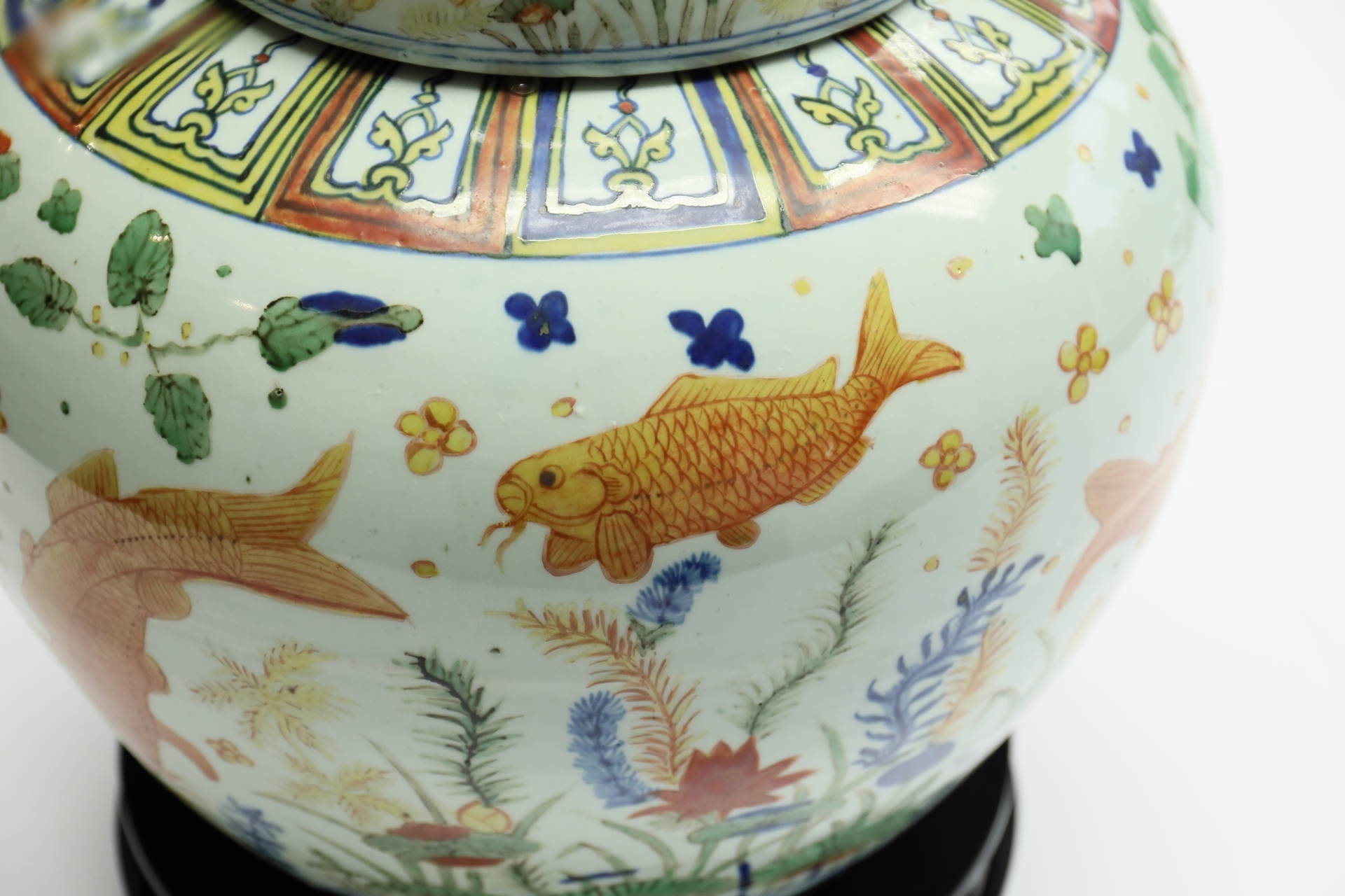 明嘉靖（1522-1566） 五彩鱼藻纹盖罐　六字楷书款