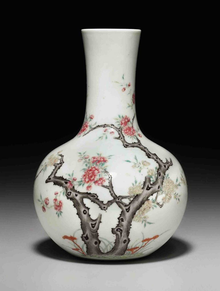拍品1641 二十世紀 粉彩花卉靈芝紋瓶