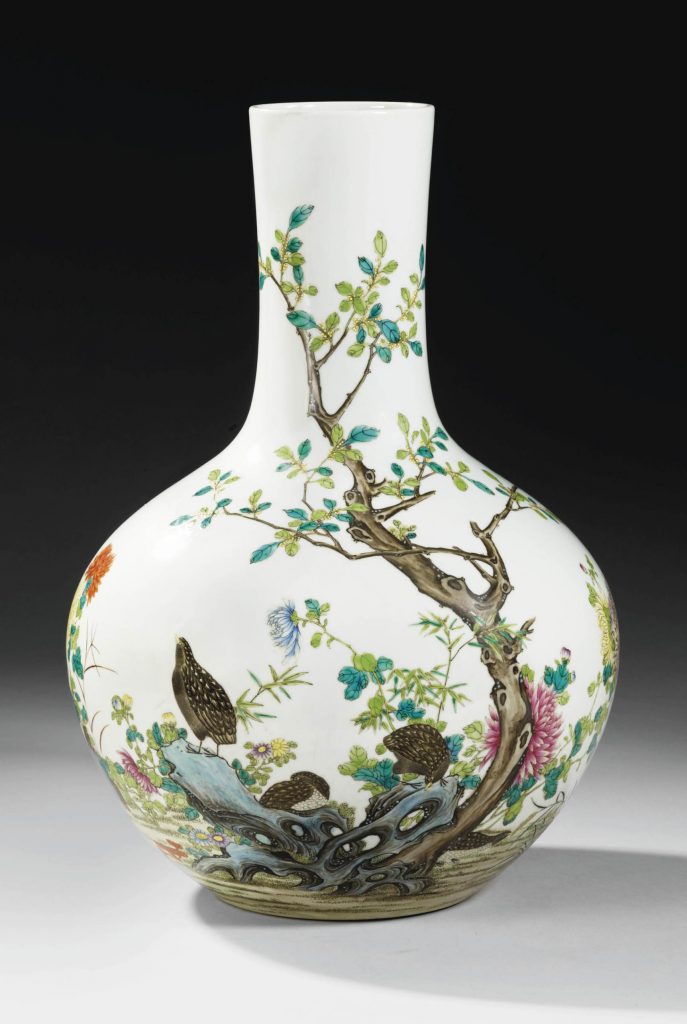 二十世紀初期 粉彩鵪鶉竹菊圖瓶