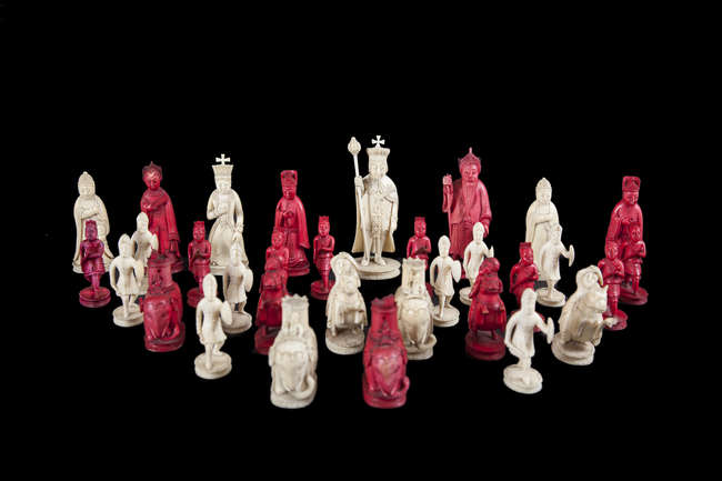 AN EARLY 19TH CENTURY IVORY CHINESE EXPORT 'KING GEORGE' CANTONESE ANTIQUE CHESS SET
