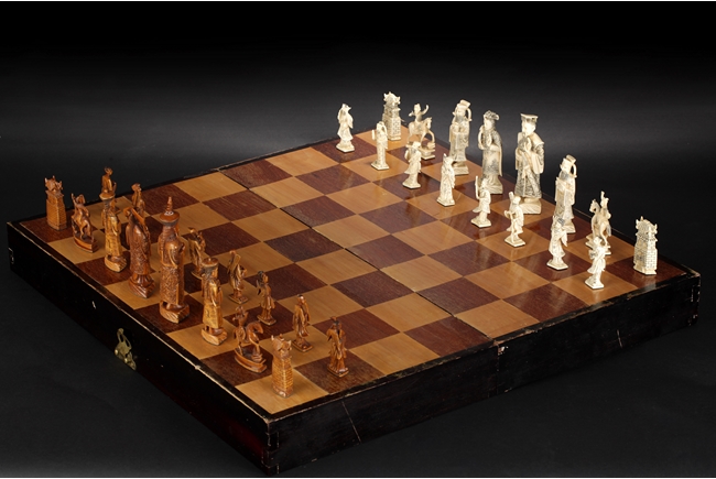 A CHINESE CARVED IVORY CHESS SET    象牙國際象棋