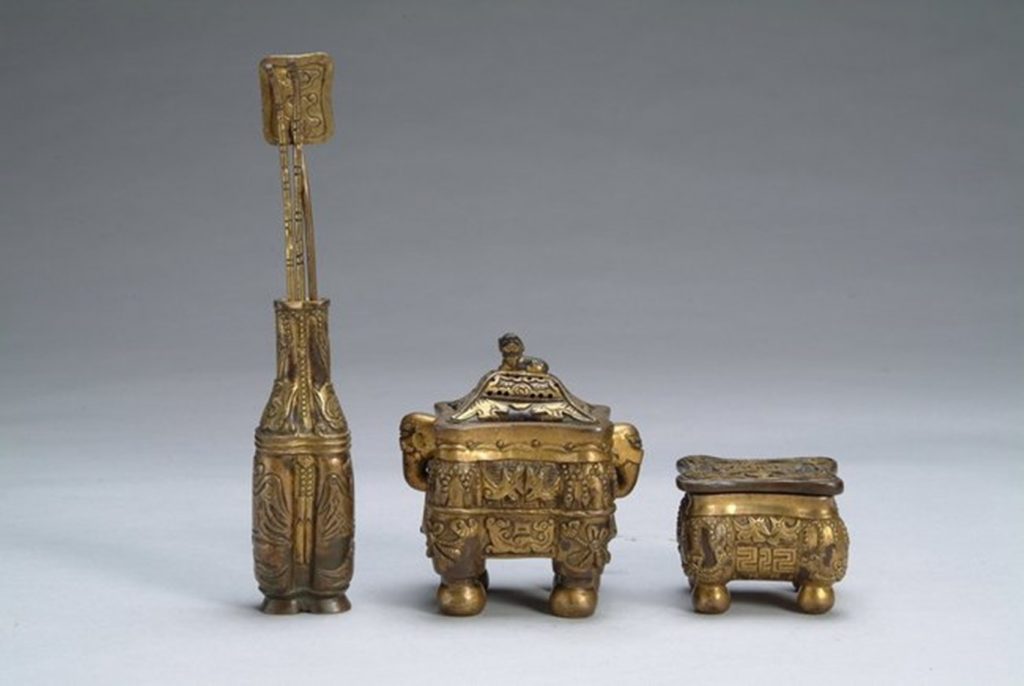 局部鎏金銅螭龍紋爐瓶盒