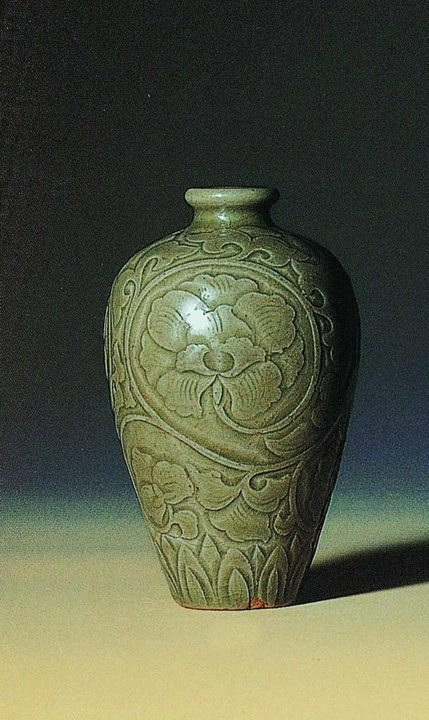  北宋 耀州窑青瓷刻缠枝牡丹小梅瓶