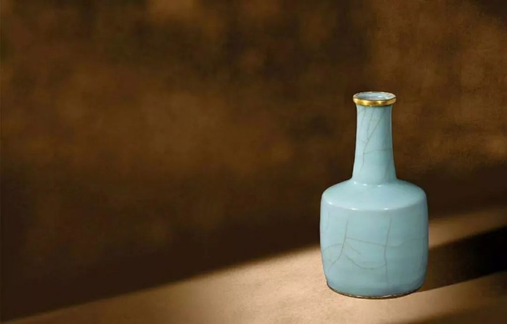 2008年香港蘇富比春拍 南宋 官窯粉青釉紙搥瓶 成交價：6752萬港元