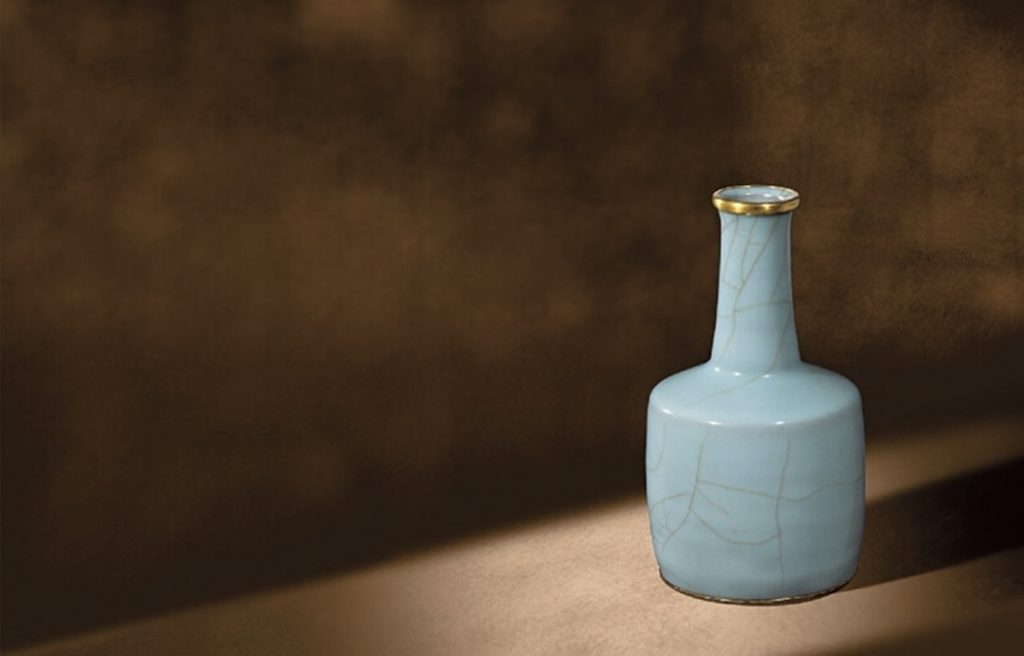 坂本五郎與蘇富比的拍賣傳奇 2008年香港蘇富比春拍．南宋〈官窯粉青釉紙槌瓶〉 成交價6752萬港元．刷新當時南宋瓷器世界拍賣紀錄