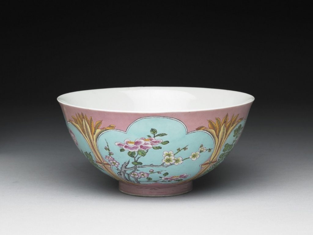 康熙琺瑯彩粉紅地開光四季花卉碗。故宮提供。