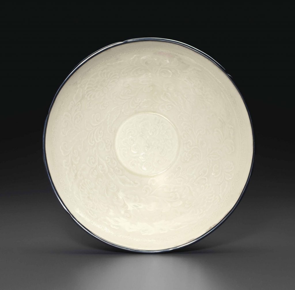  北宋-金 十一至十二世紀 定窰白釉模印纏枝牡丹紋盌
