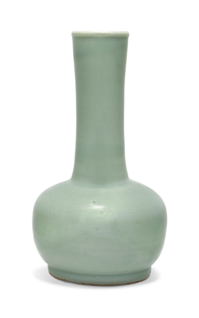 拍品 1740 南宋/元 龍泉青釉長頸瓶 A RARE LONGQUAN CELADON BOTTLE VASE